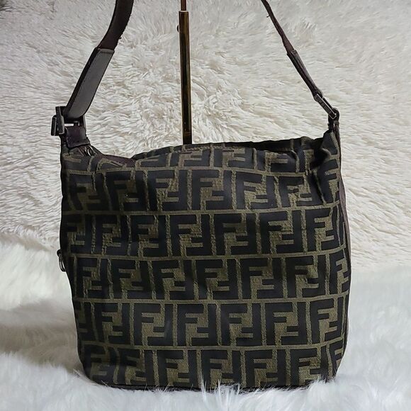 💯 Authentic Fendi Handbag 🍀 - Picture 1 of 15
